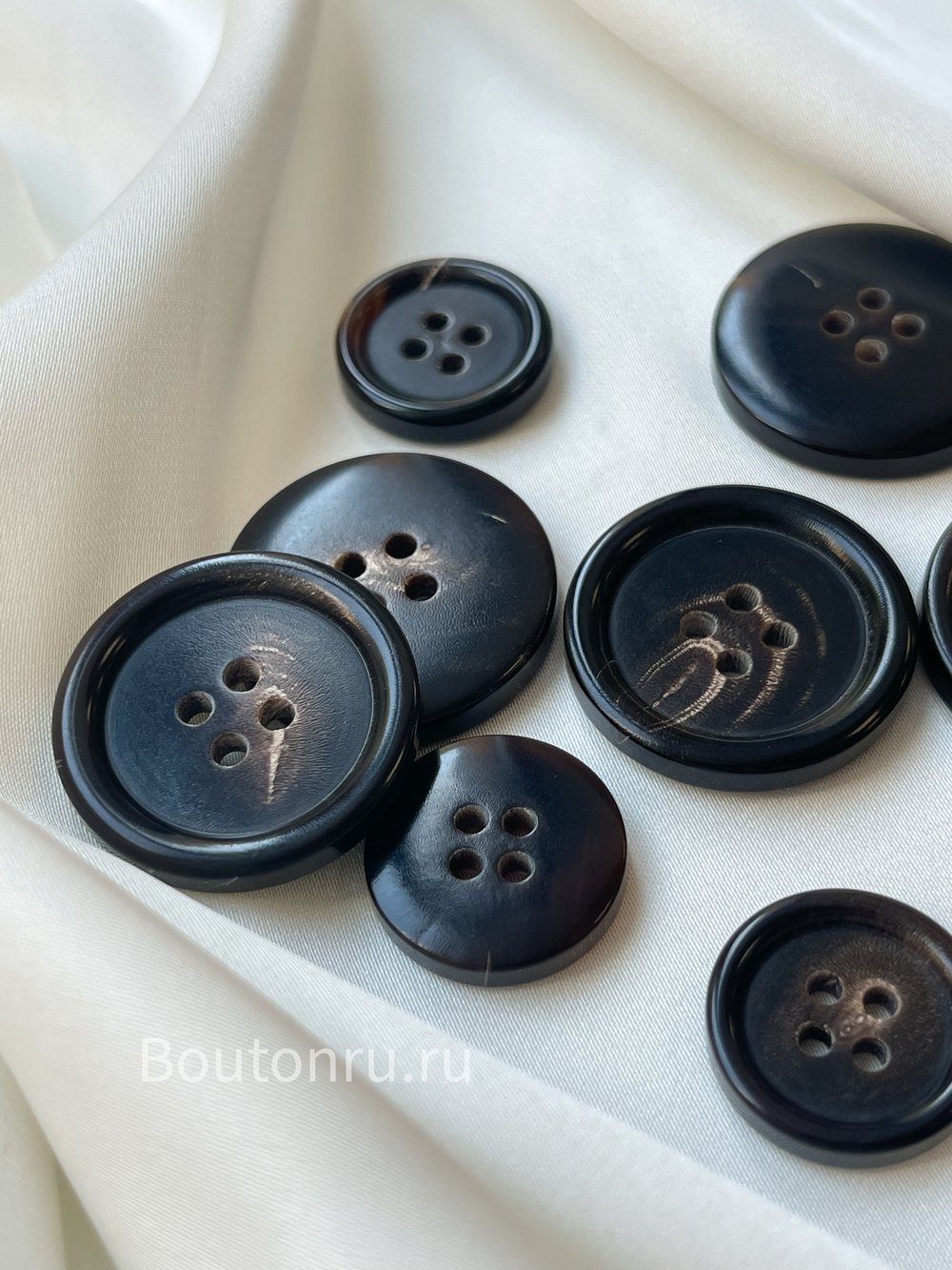 Пуговицы на прокол натуральный рог темно-коричневые с бежевыми прожилками