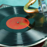 Граммофон с латунными чеканками