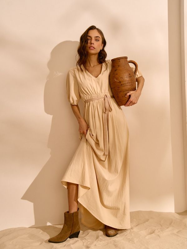 Платье с объемными рукавами 