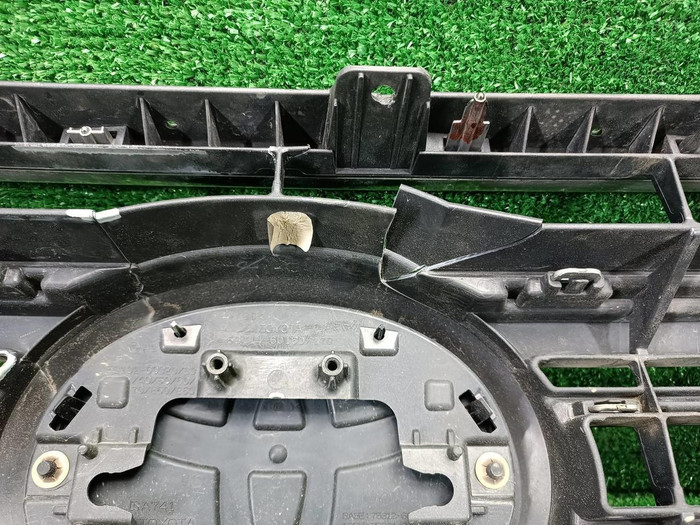 Решетка радиатора Toyota Land Cruiser 200 (2015-2021)