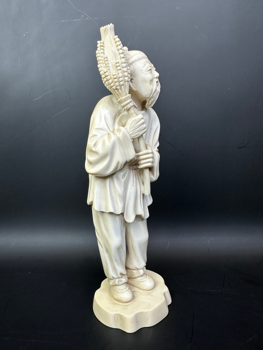 Скульптура из кости — Крестьянин с урожаем