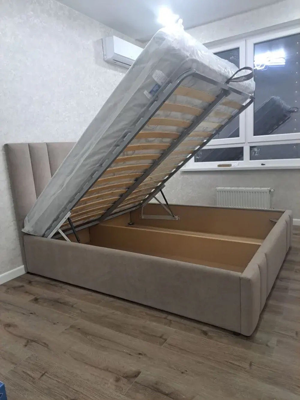Интерьерная кровать массив сосны