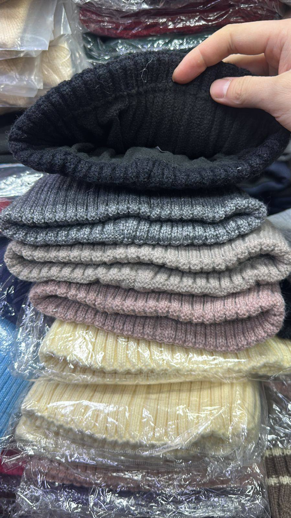 Вязаная шапка-бини на флисе