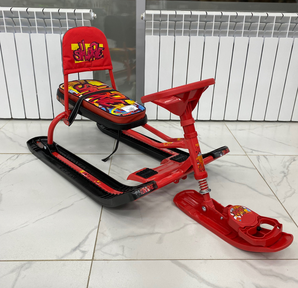 Снегокат «Тимка спорт 4-1» со спинкой с граффити на красном (арт. ТС4-1/GR)