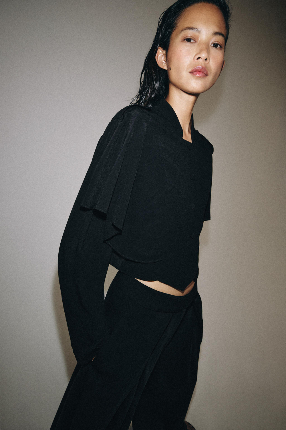 ZARA УКОРОЧЕННАЯ РУБАШКА С ВОЛАНАМИ — ZW COLLECTION, ЧЕРНЫЙ