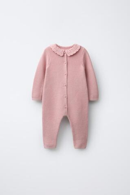 ZARA ВЯЗАНЫЙ КОМБИНЕЗОН С КРУЖЕВОМ КРОШЕ, МЯГКИЙ РОЗОВЫЙ