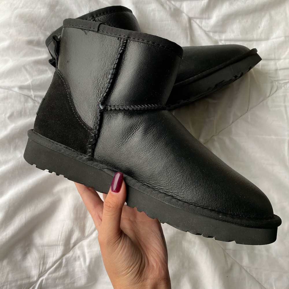 UGG Mini II Black Metallic