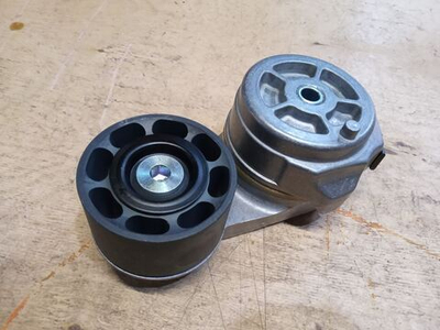 Натяжитель ремня F01/82528