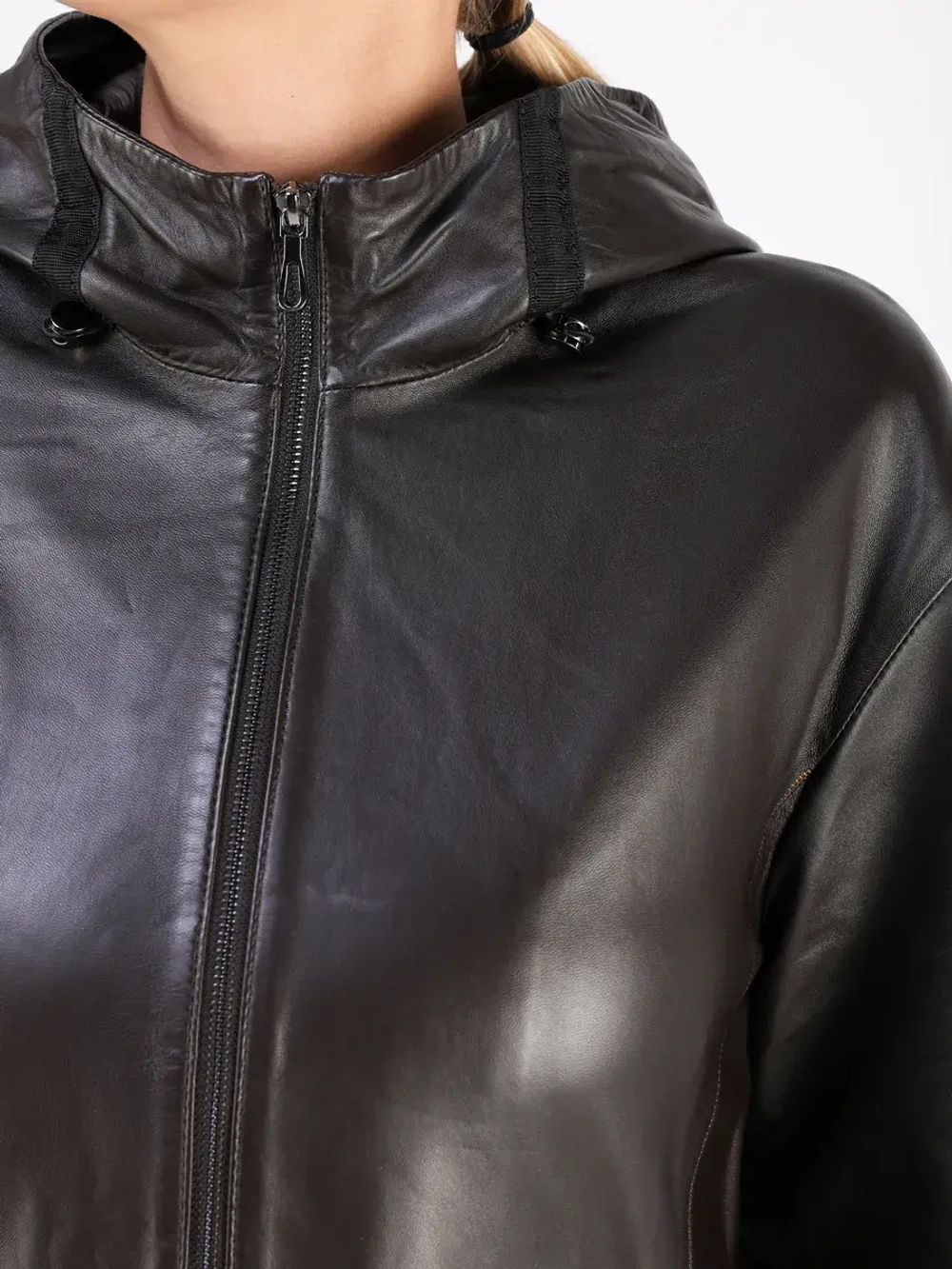 Кожаная куртка демисезонная с капюшоном оверсайз