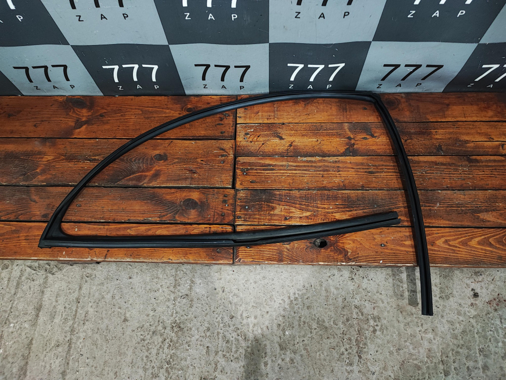 Уплотнитель стекла двери передней правой Toyota Camry (XV70) 17-нв Б/У Оригинал 6814133130