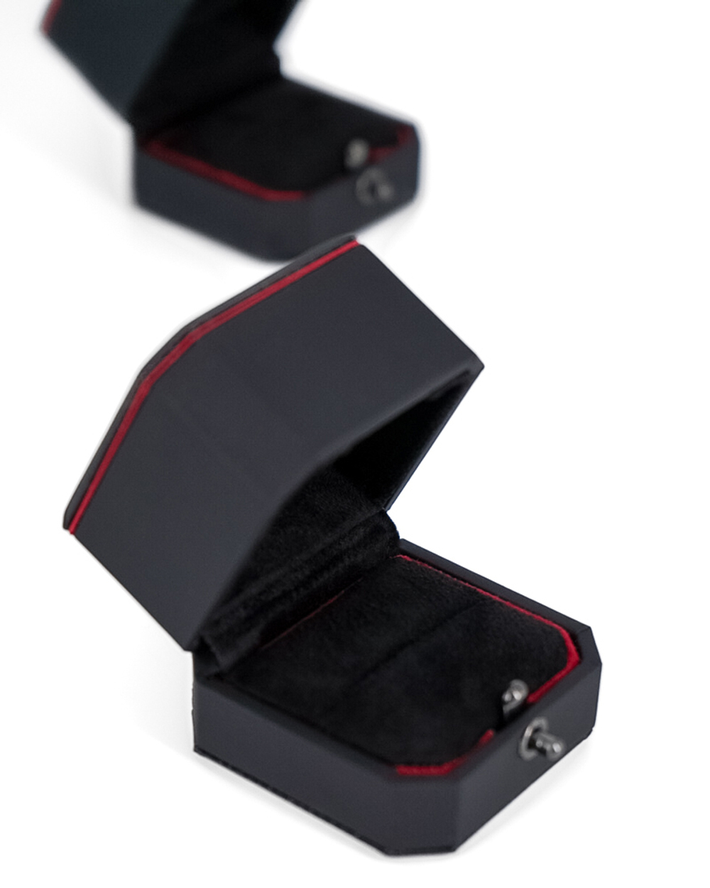 Футляр с оклейкой серии «КАРМЕН» с автоматическим открыванием