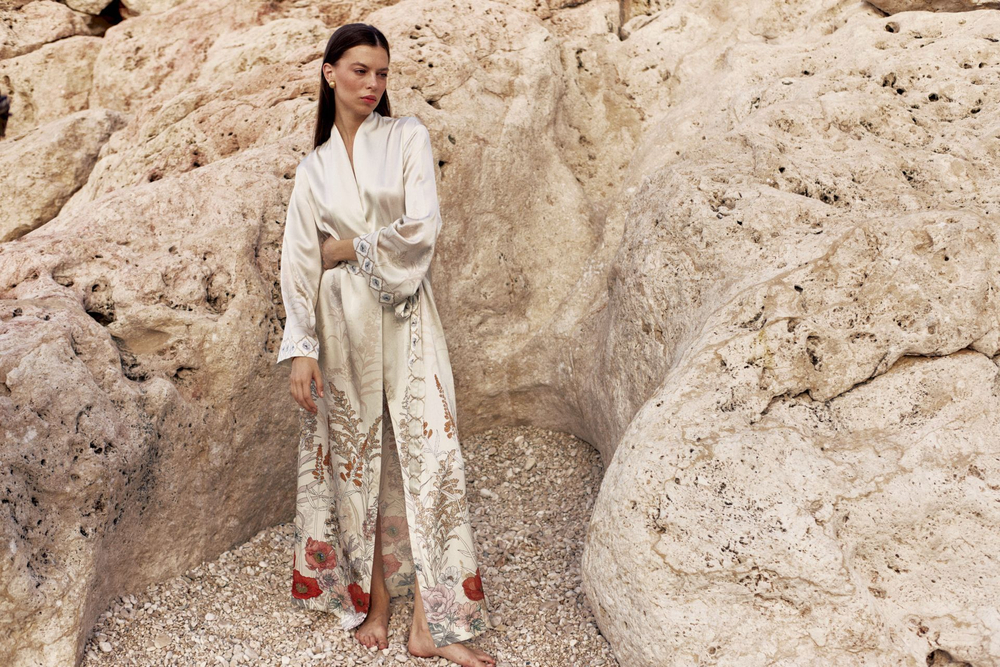 Халат шелковый Mollen Маки жемчужный/белый