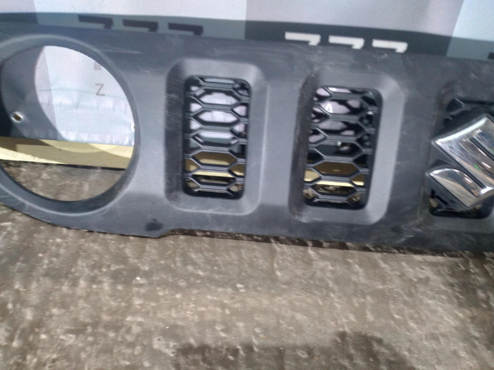 Решетка радиатора Suzuki Jimny 4 18-21 Б/У Оригинал 7211178r0
