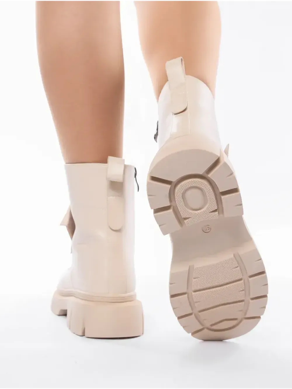 Зимние ботинки на высокой платформе