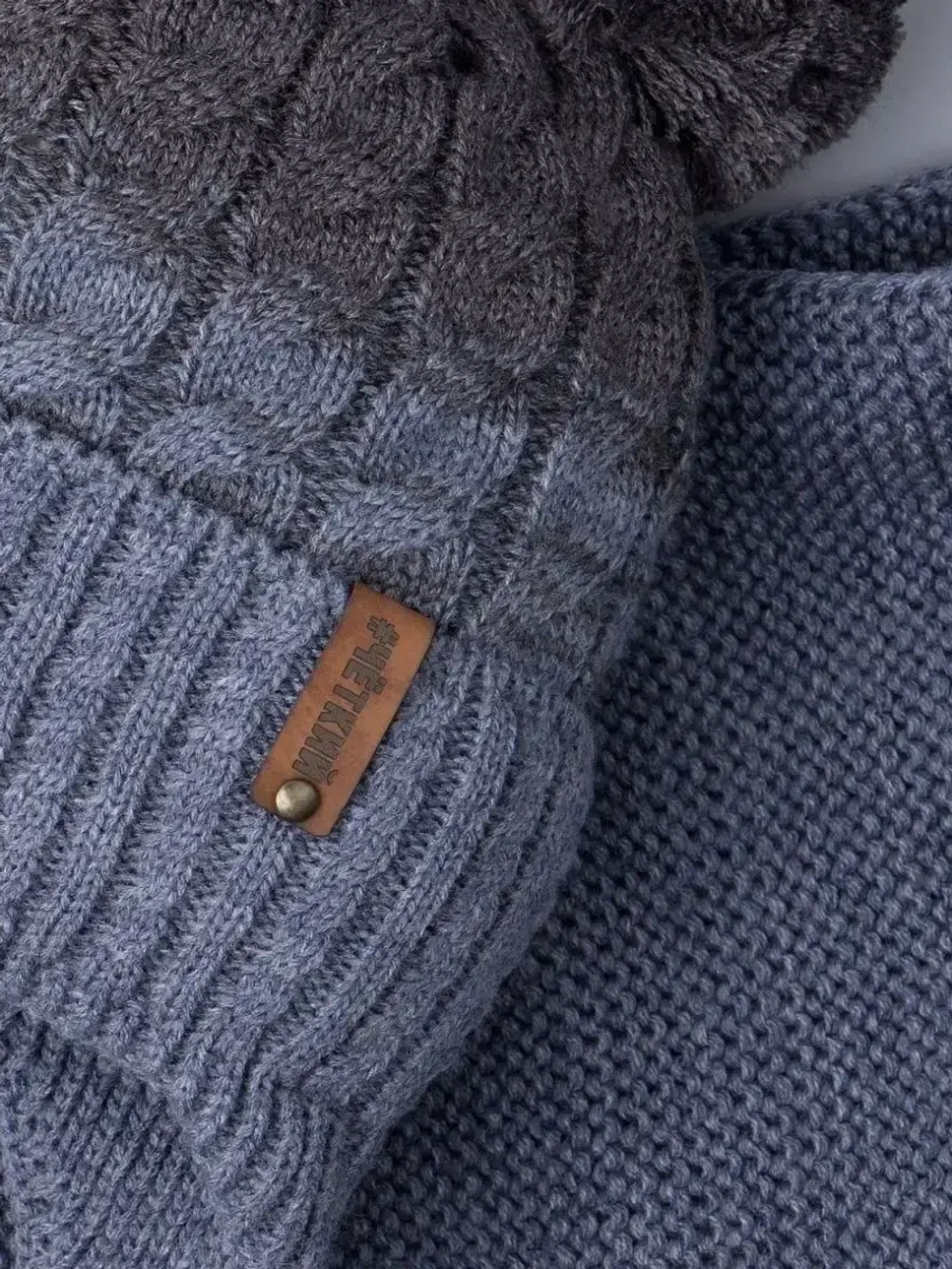 Шапка вязаная для мальчика на завязках и снуд