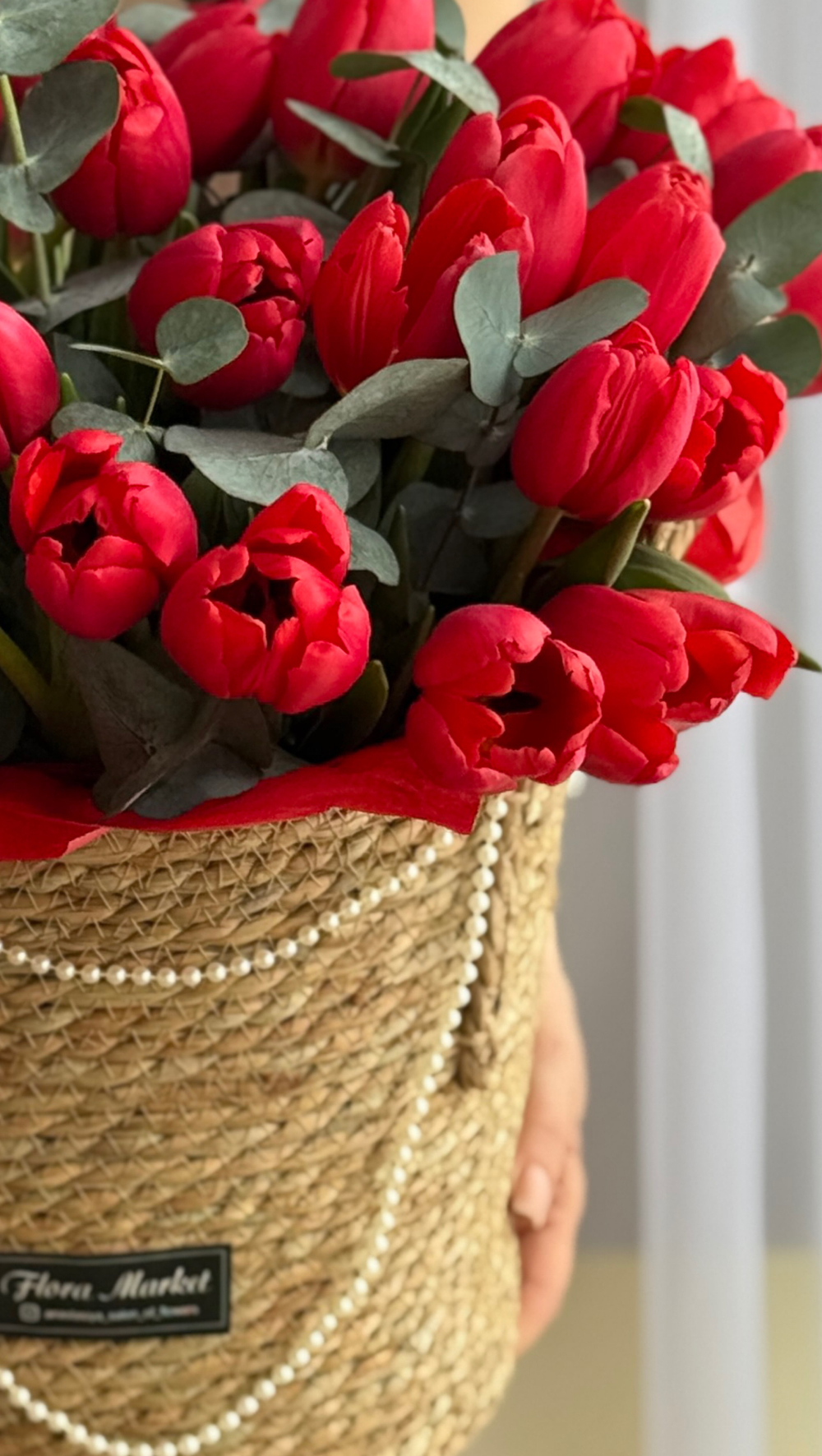 Яркие красные тюльпаны и ароматный эвкалипт в стильной корзине от Флора Маркет
