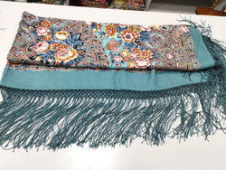 Платок шерстяной с шелковой бахромой