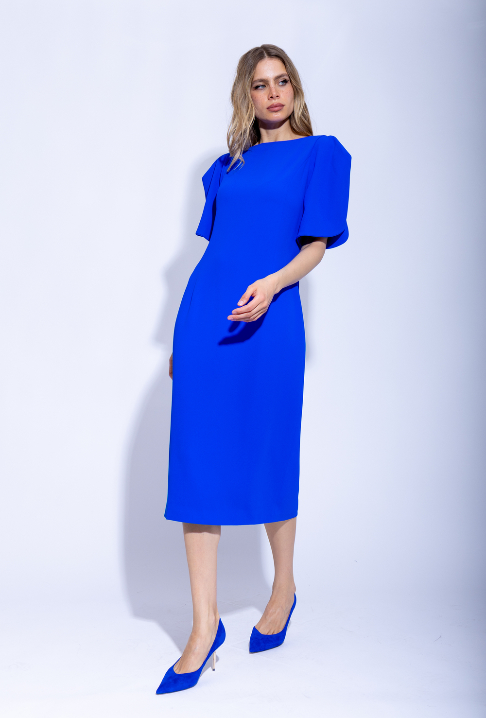 Женское синее платье миди с пышными рукавами