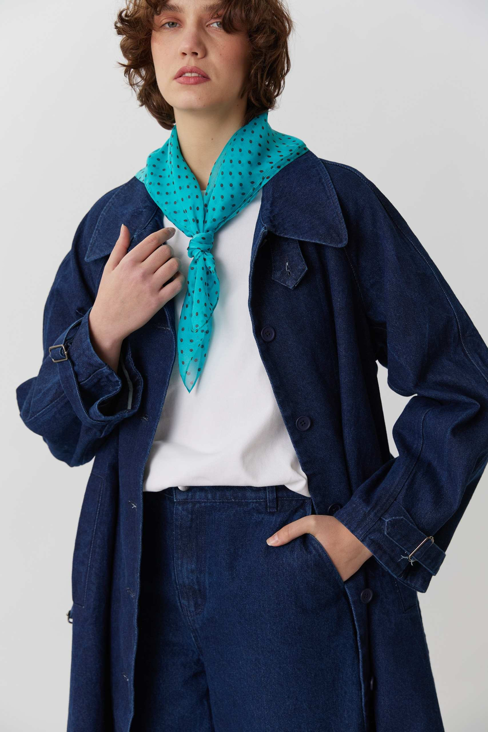 Косынка из шелка бирюзовая в горошек