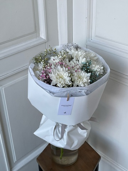 Букет из хризантемы и гипсофилы