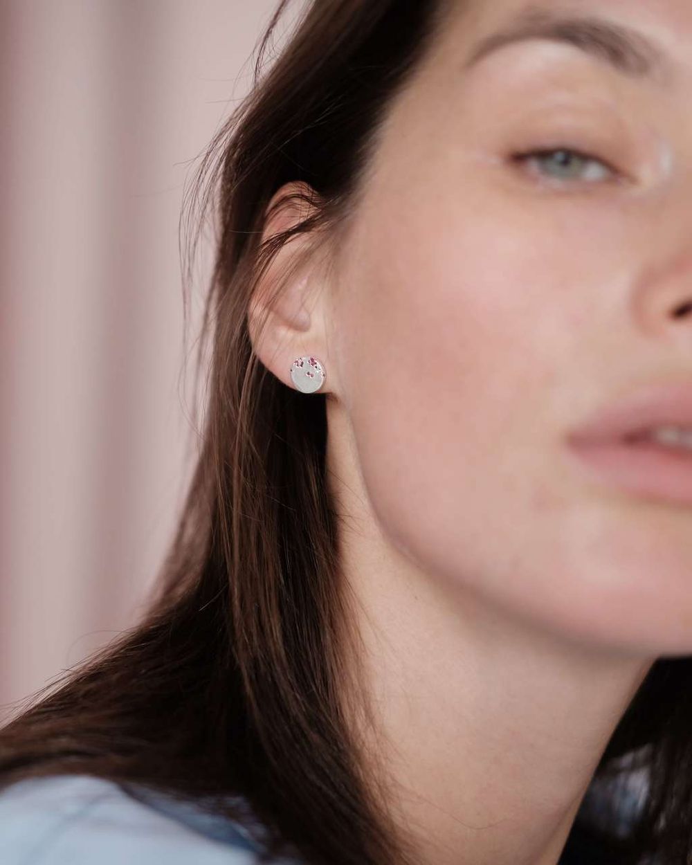 Серьги вплавленные камни красные