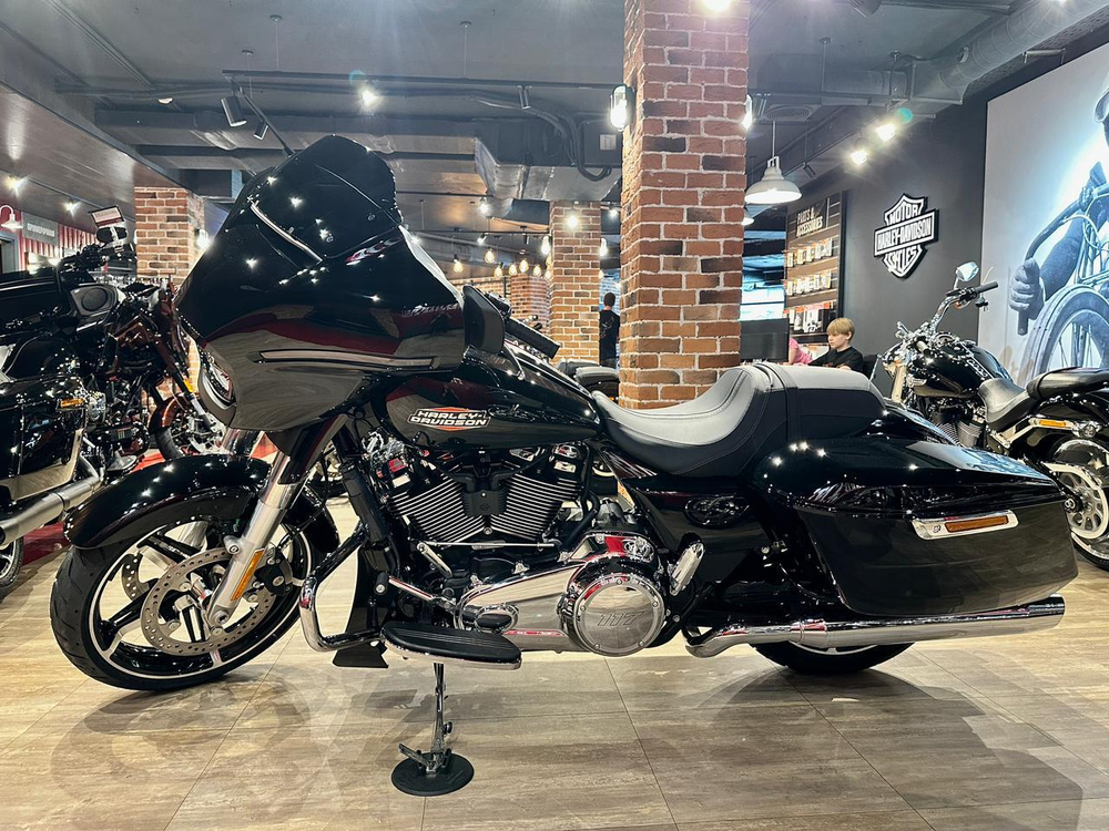 STREET GLIDE SPECIAL, 2024 VIVID BLACK CHROME TRIM