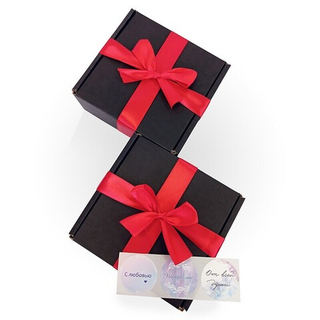 Коробка с лентой+наклейка 135х135х60 черный ,красный бант 2шт