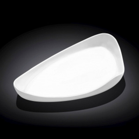 Блюдо треугольное 310 мм. с приподнятым краем Wilmax (63232)