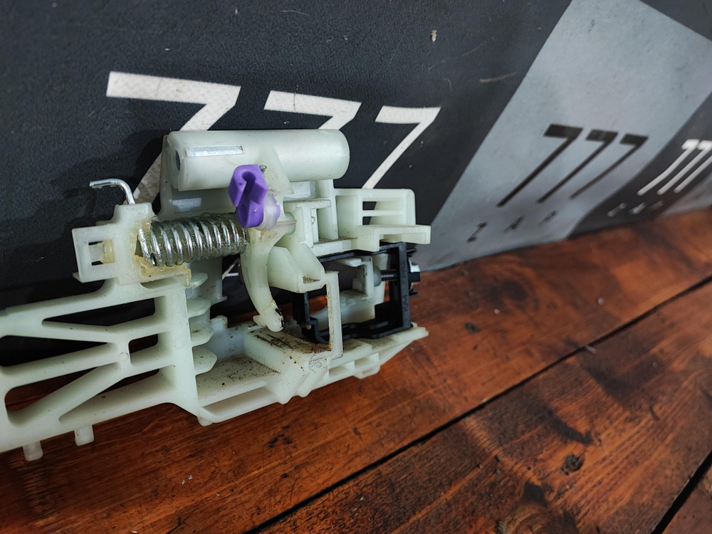 Кронштейн ручки двери Kia Carnival 4 20-нв Б/У Оригинал