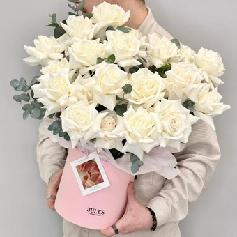 «Опера» композиция в шляпной коробке из 25 эквадорских роз Плайя Бланка