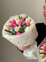 Букет из 21 тюльпана белого, розового цвета и незабудок