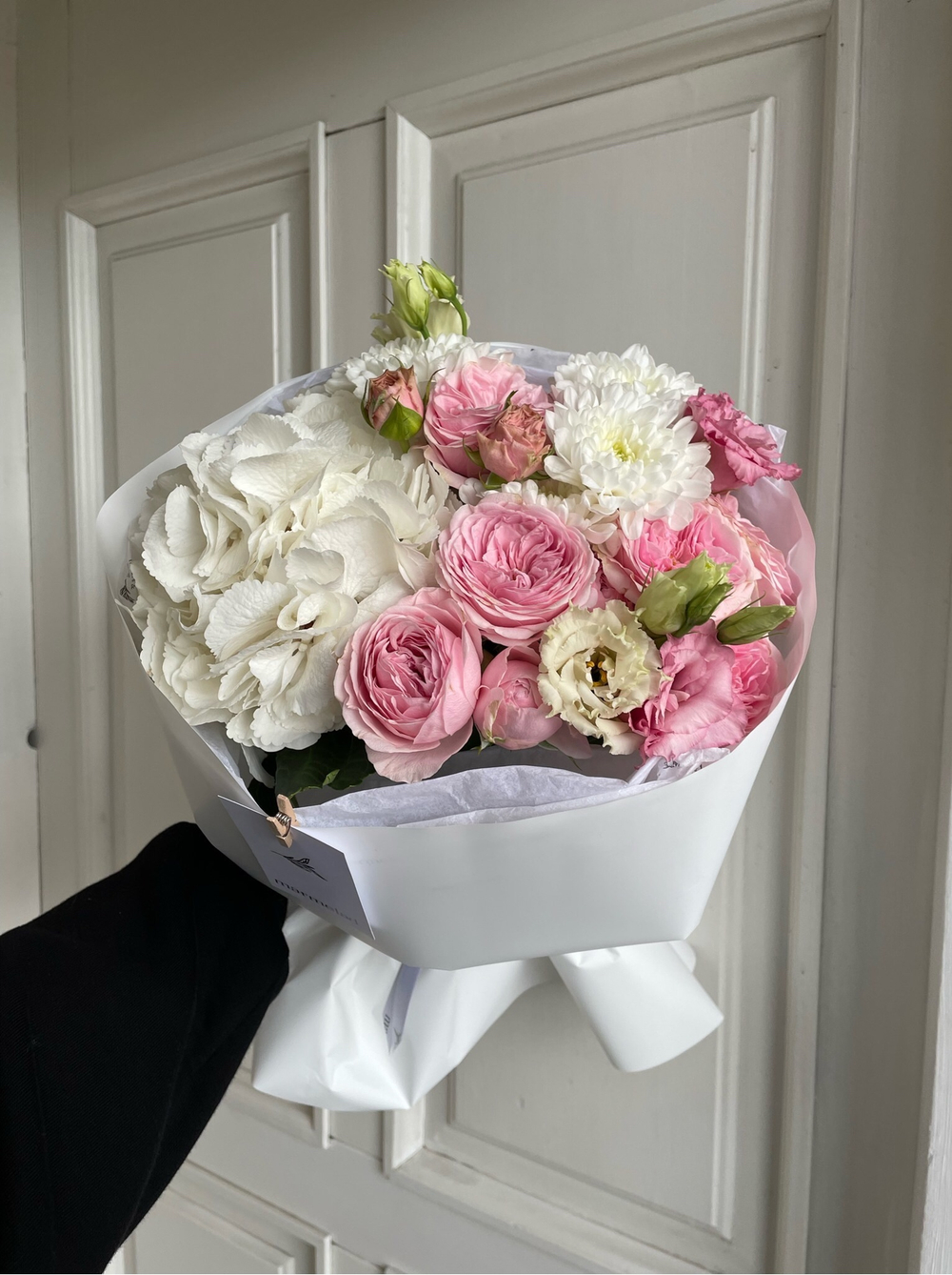 Букет с нежно-розовой кустовой пионовидной розой и хризантемой в оформлении