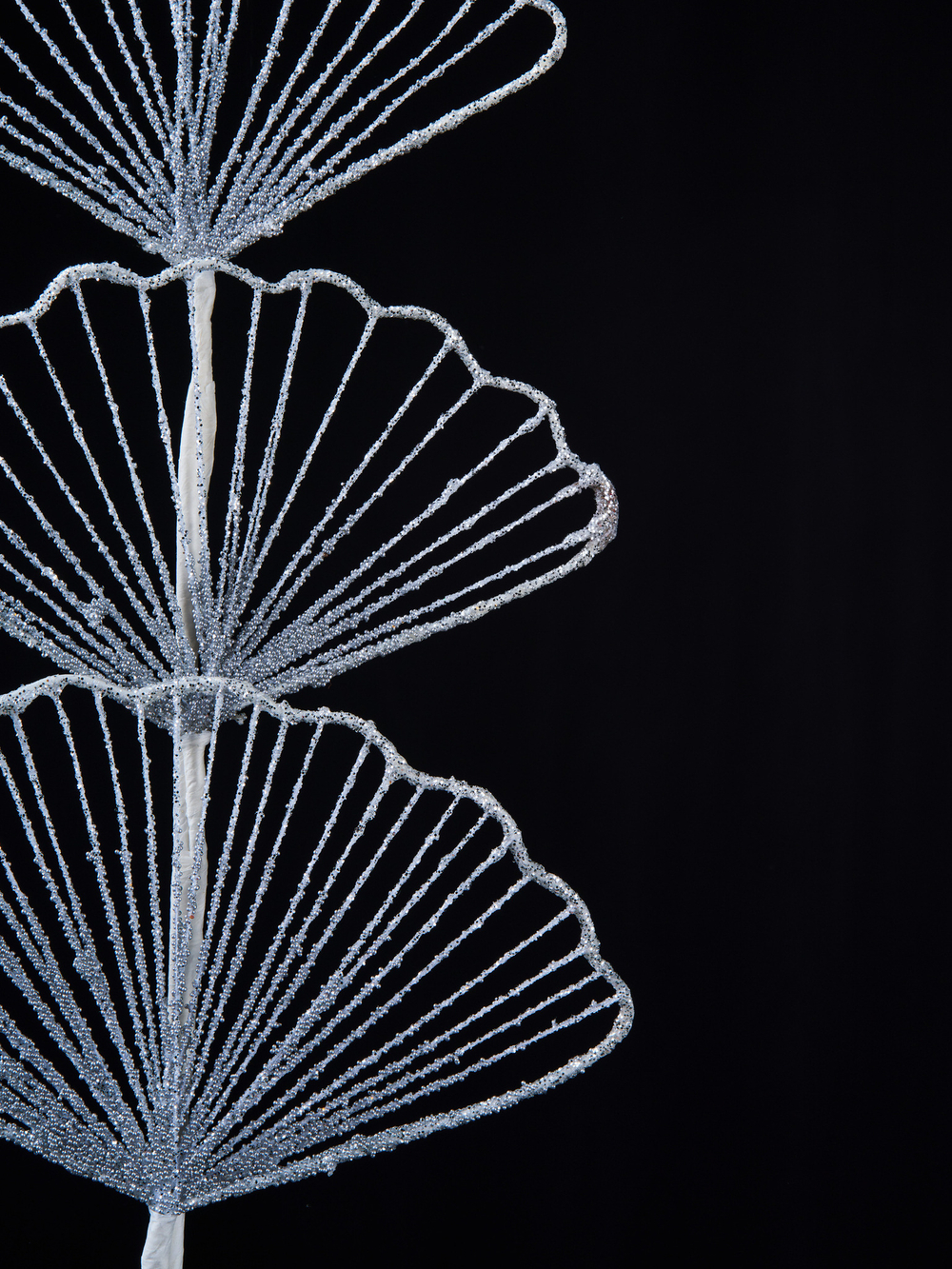 Веточка гинго 25x71см ChristmasDeLuxe белая с серебром