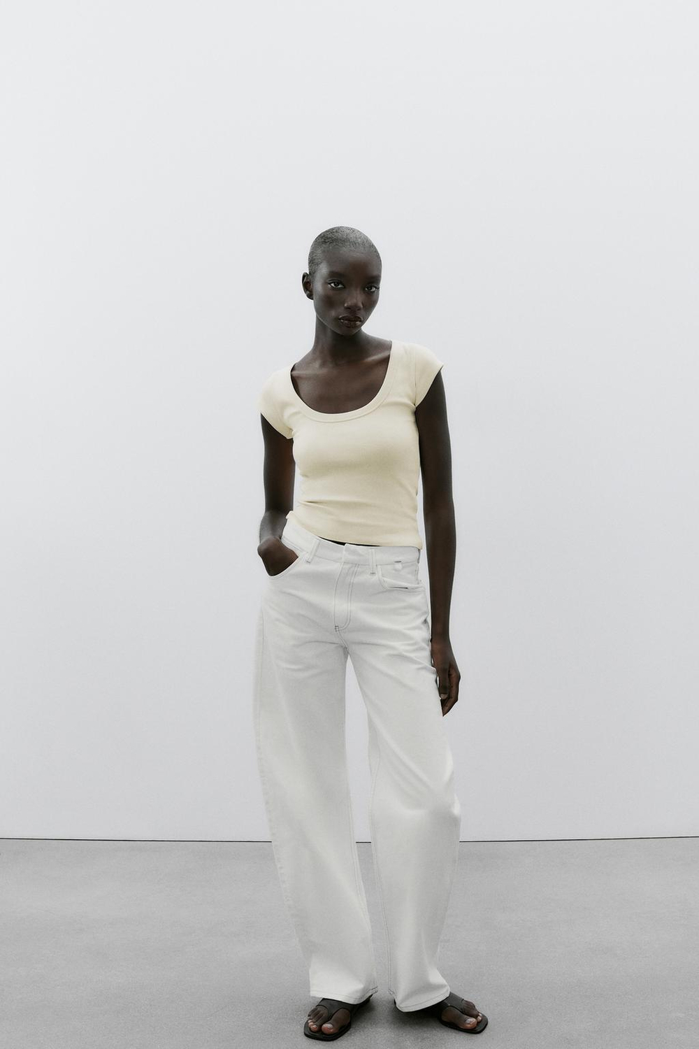 ZARA ФУТБОЛКА С КРУГЛЫМ ВЫРЕЗОМ, ЦВЕТ СЛИВОЧНОГО МАСЛА