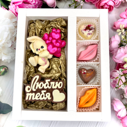 Шоколадный набор: "Люблю тебя. Зайчик с шариками": шоколадка-надпись и 4 конфеты ручной работы