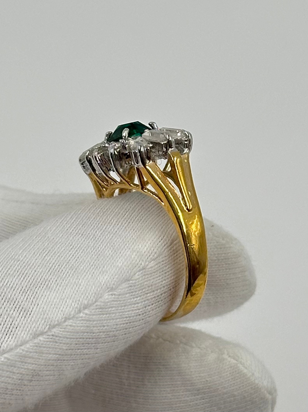 Кольцо с зелёным кристаллом