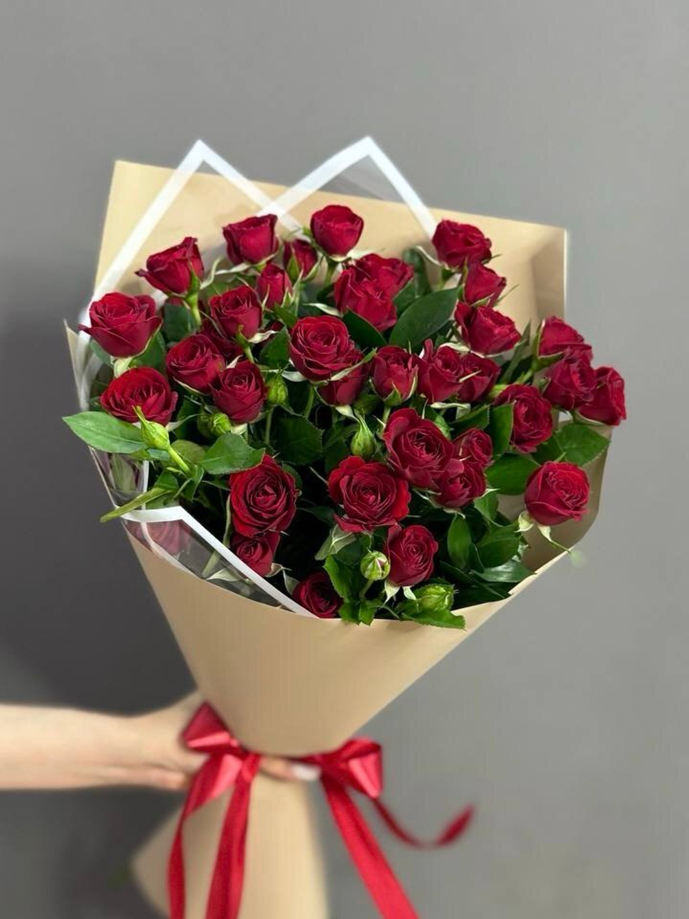 Букет из 7 красных кустовых роз сорта "Mirabel"