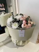 Авторский букет с хризантема, кустовая пионовидная роза и зелень эвкалипта в оформлении