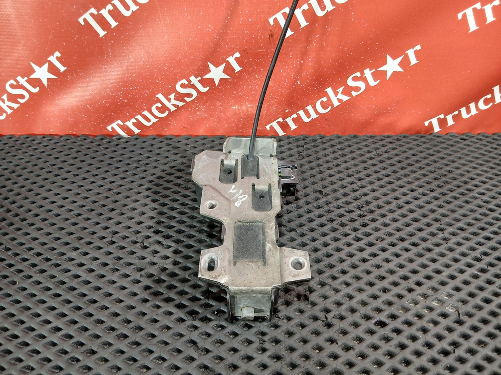 Замок капота