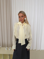 Блуза с бантом молочный