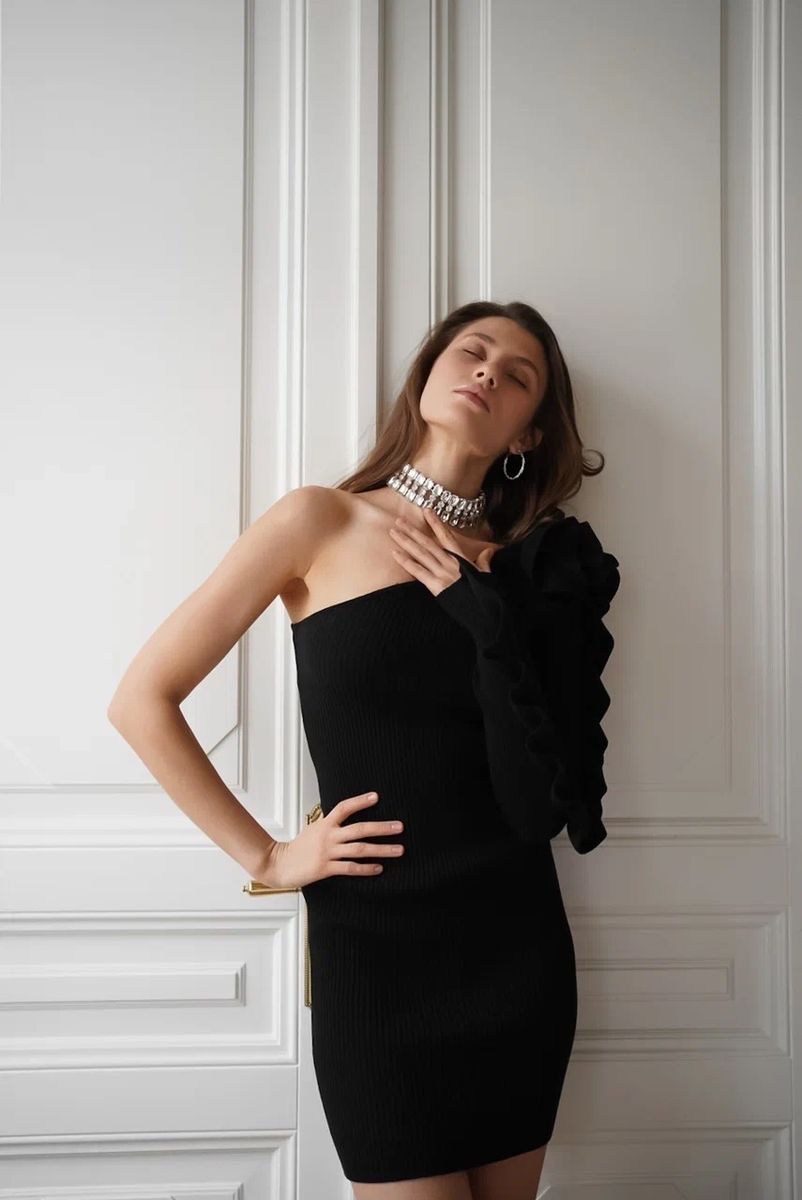 Платье лапша из вискозы с рюшей мини черное