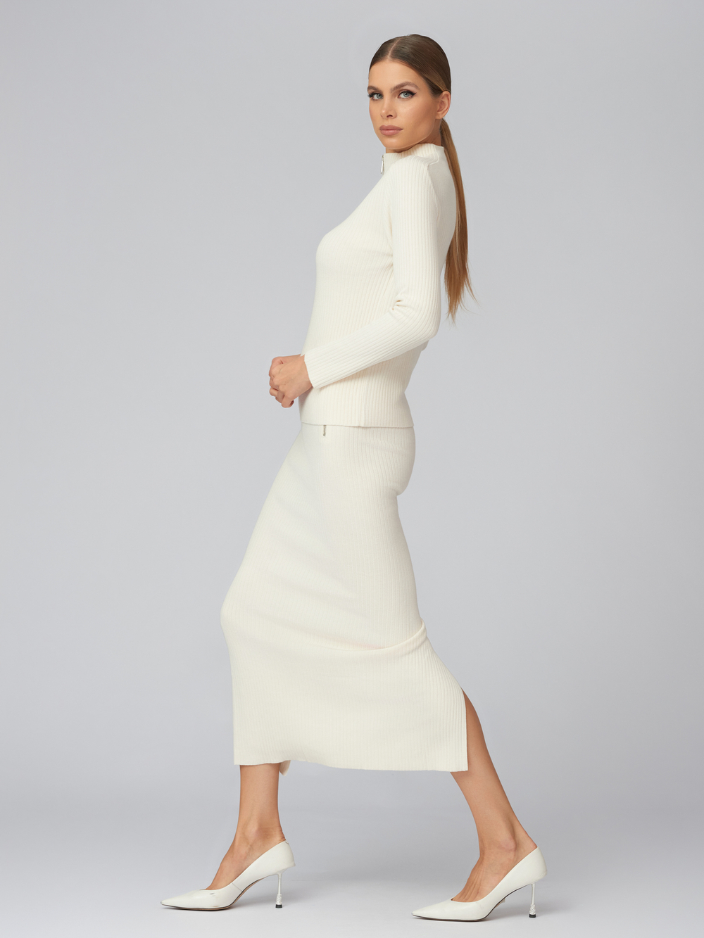 Женская трикотажная кофта молочного цвета