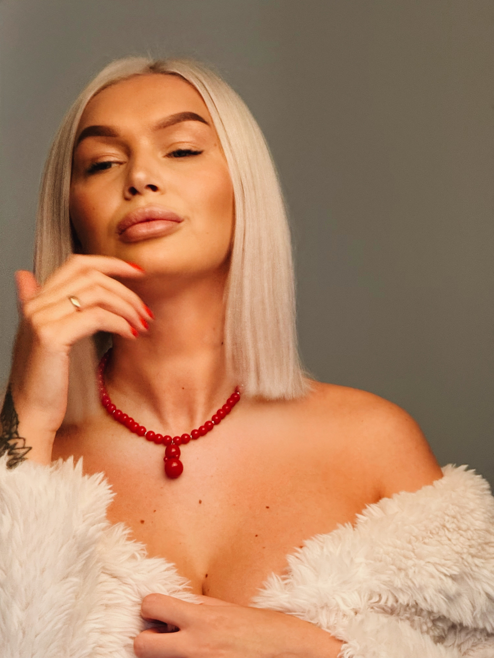 Колье из тонированного агата «Неваляшка»