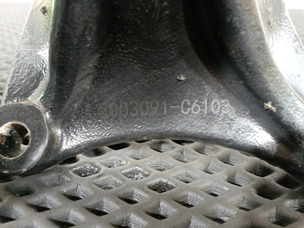 Кронштейн цилиндра подъема кабины 2023г.