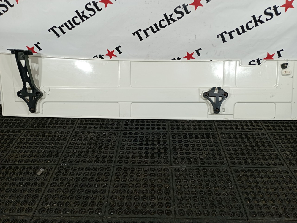 Спойлер кабины боковой левый 2023г