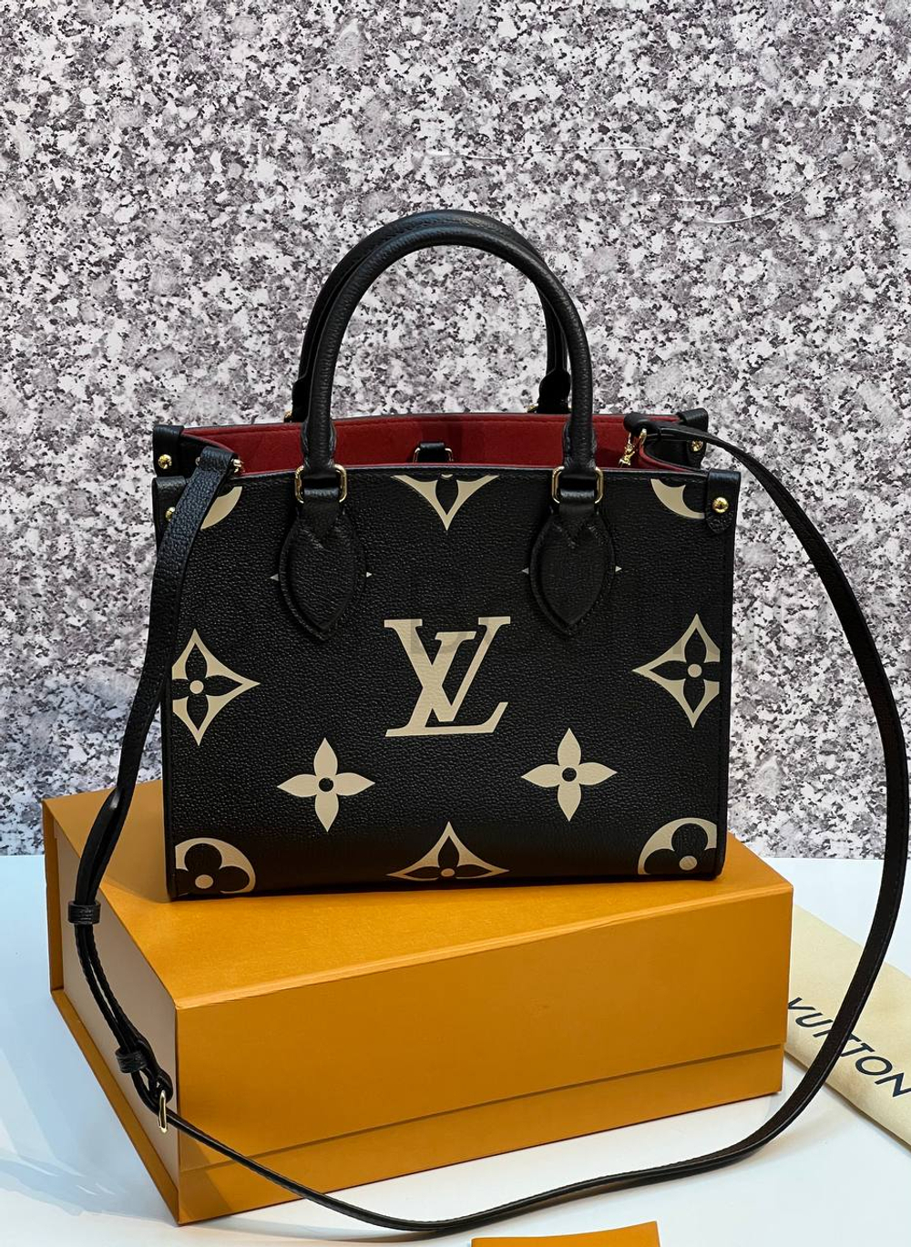 Черная сумка Louis Vuitton Onthego PM с узором монограм