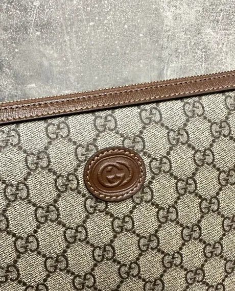 Сумка-мессенджер Gucci с переплетенными буквами G коричневый