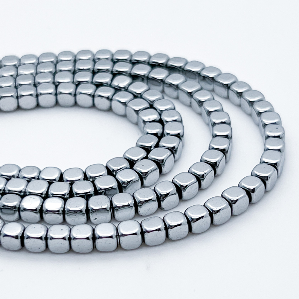 Гематит (имитация), цвет серебристый, размер около 3,8*4 мм, цена за 51-52 шт (1/2 нити)