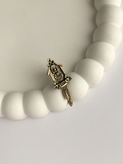 Брошь пин Часы Avon