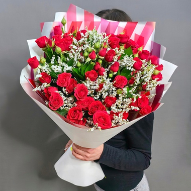 Букет из красных кустовых роз "Mirabel" с лимониумом